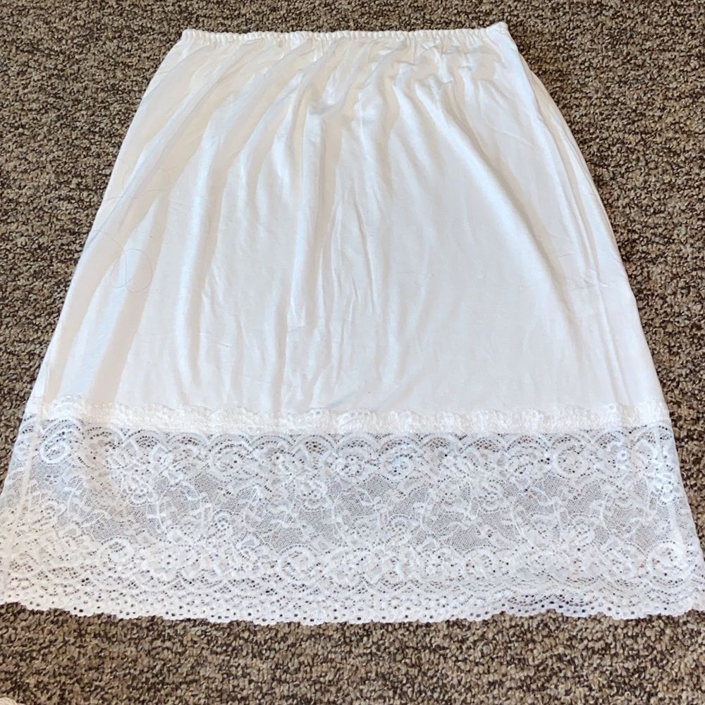 Elegant White Skirt with Lace Accents Size Approximately S No Tag Size